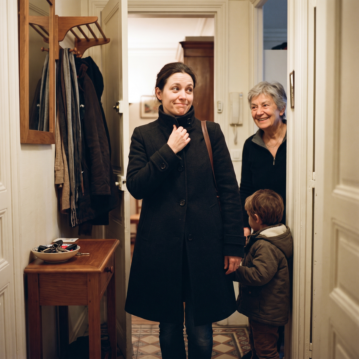 Sa fille arrive dans l entree et garde son manteau